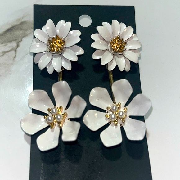 Women’s White Flower & Goldtone W/Pearl Accent Earrings, Never worn - Picture 2 of 3